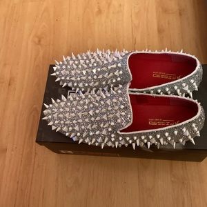 Silver all around with white spikes,